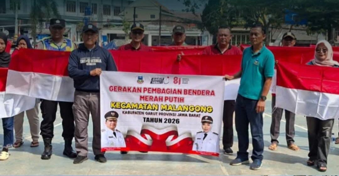 Bagikan Bendera Merah Putih, Polsek Malangbong Ajak Warga Semarakkan HUT Kemerdekaan RI ke-81