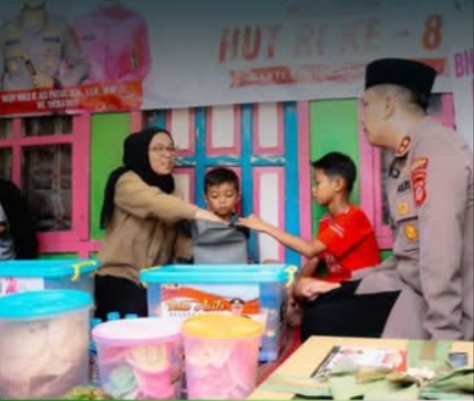 Kapolres Garut Bersama Ketua Bhayangkari Berikan Bantuan Sembako di Desa Sukalilah